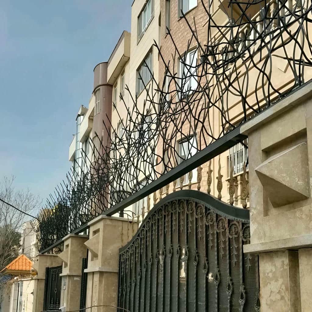 نرده حفاظ دیوار ساختمان با نصب تراز روی تاج