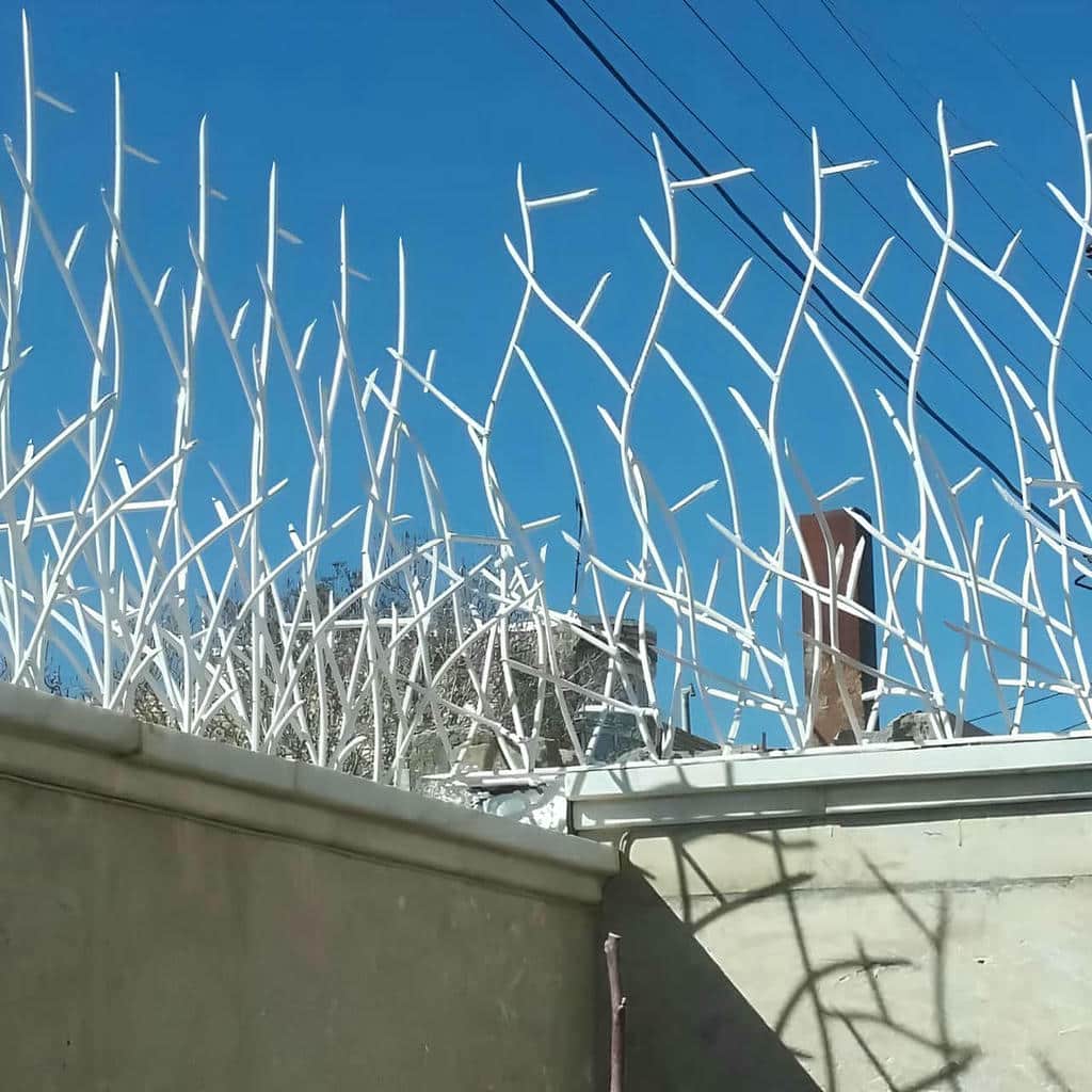 نرده دیوار نصب شده روی تاج دیوار