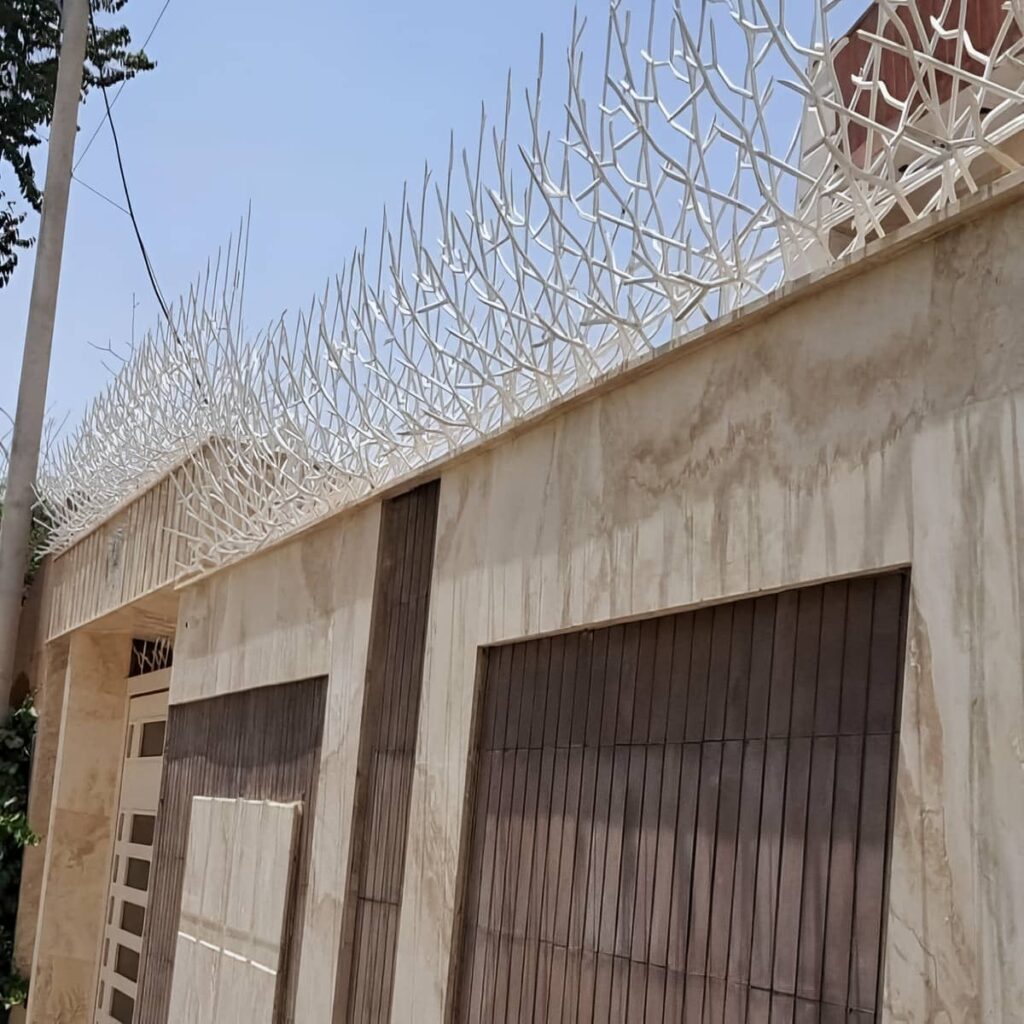 نرده دیوار سفارشی با انتخاب ارتفاع مناسب