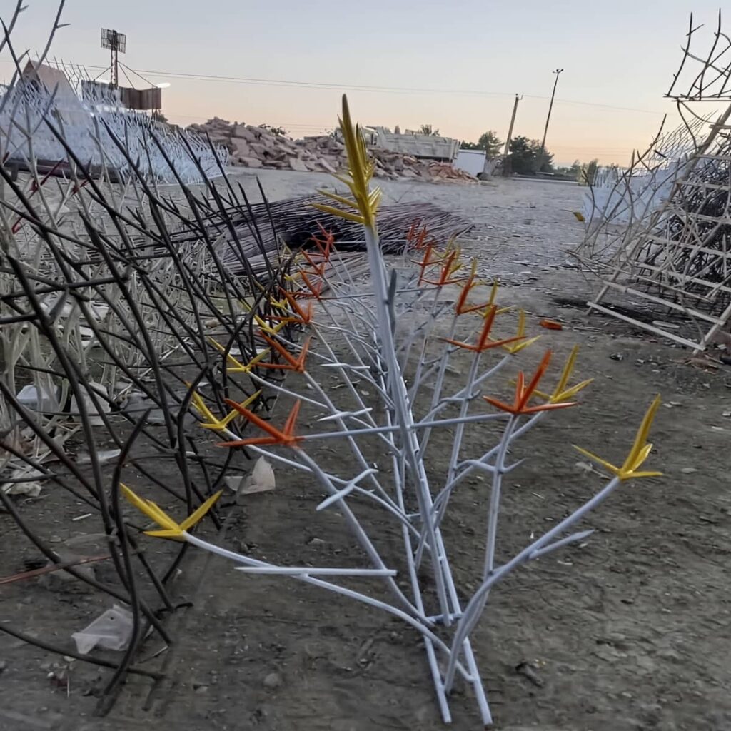 نرده آهنی دیوار نصب شده روی تاج دیوار