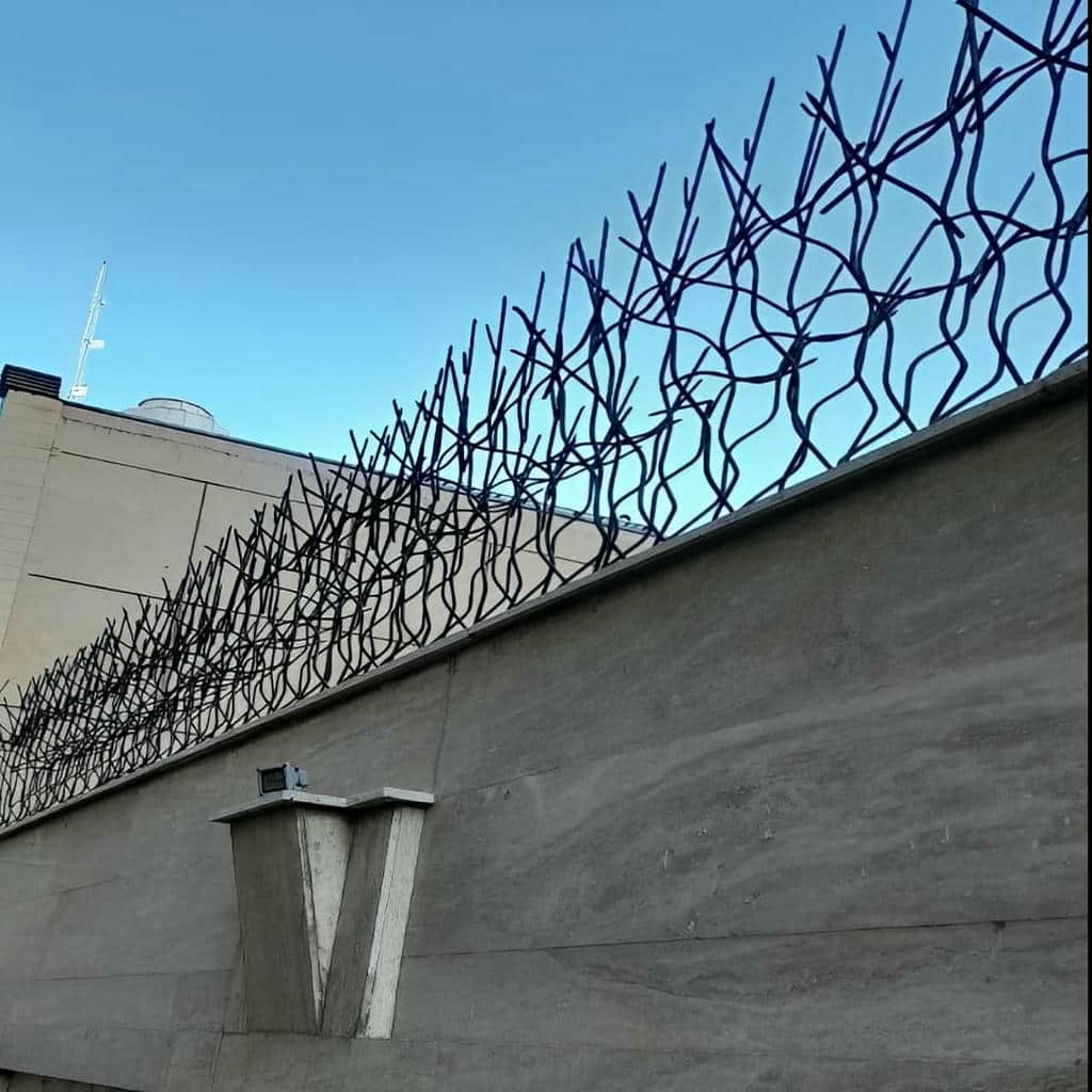نرده حفاظ روی دیوار حیاط