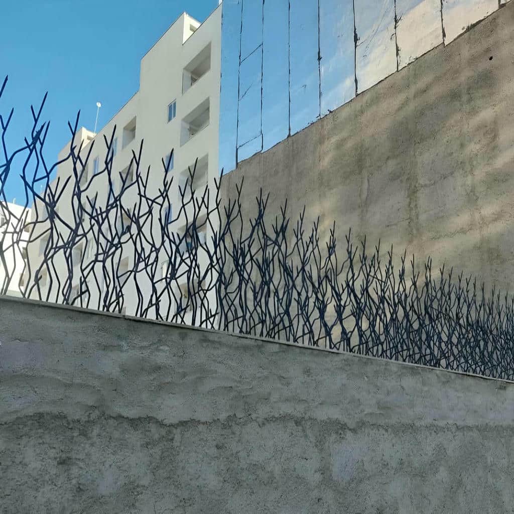حفاظ شاخ گوزنی نصب شده روی لبه دیوار