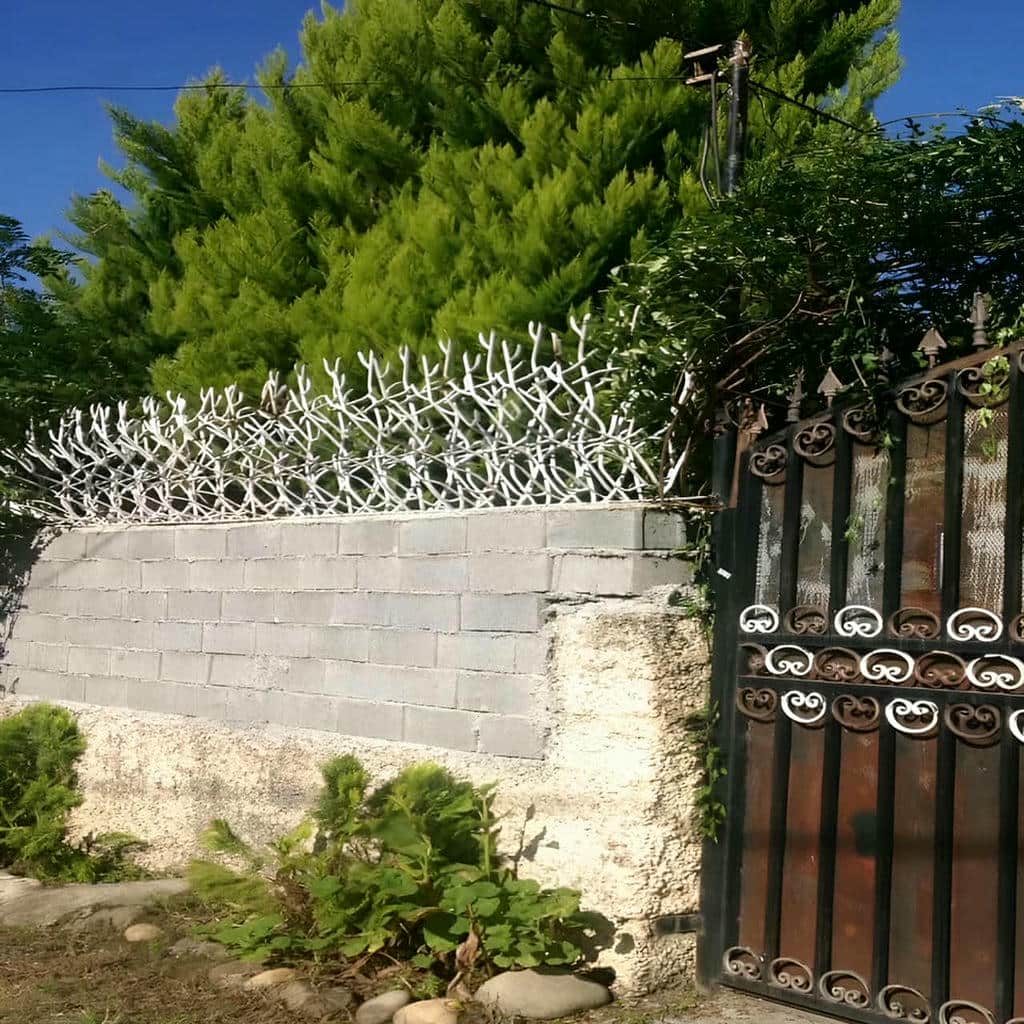 نرده دیوار با اتصال محکم روی دیوار