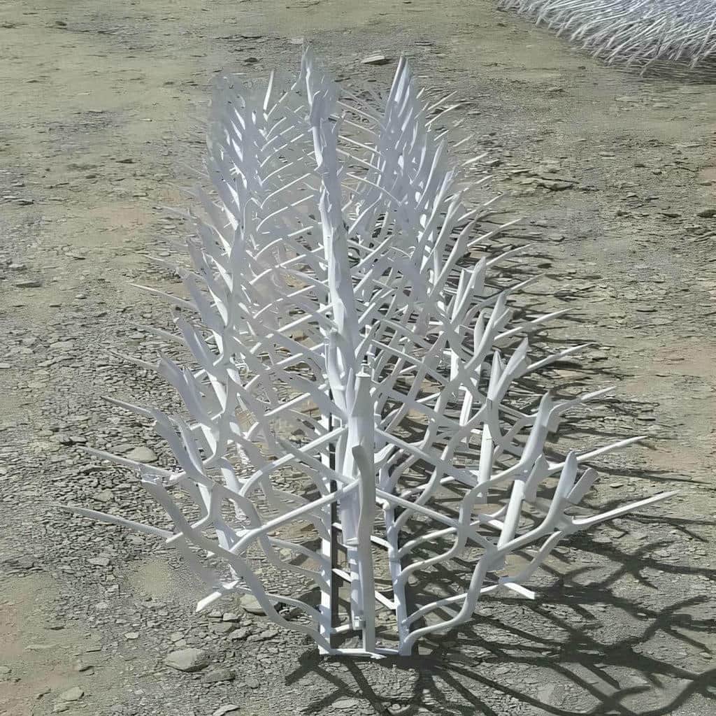 نرده حفاظ روی دیوار حیاط با ارتفاع مناسب