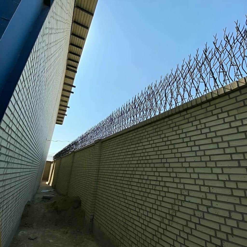 نرده دیوار سفارشی با فریم فلزی مقاوم
