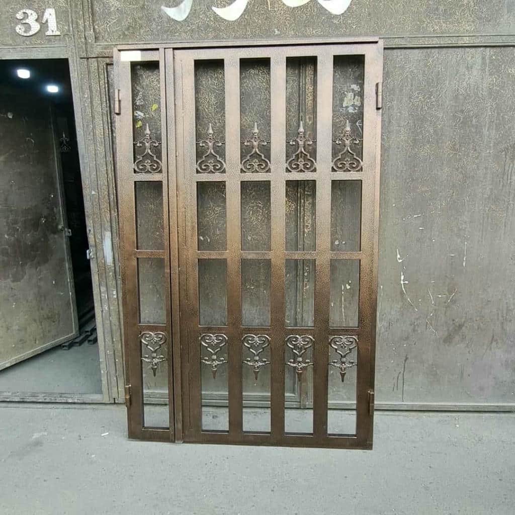حفاظ درب منازل با رنگ آمیزی یکنواخت