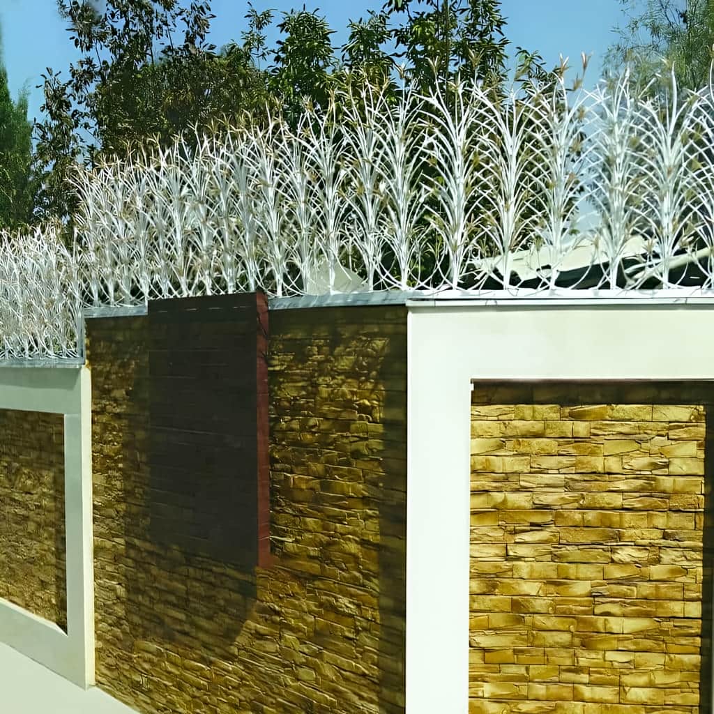 نرده دیوار با تصویر طرح لیلیوم روی نما