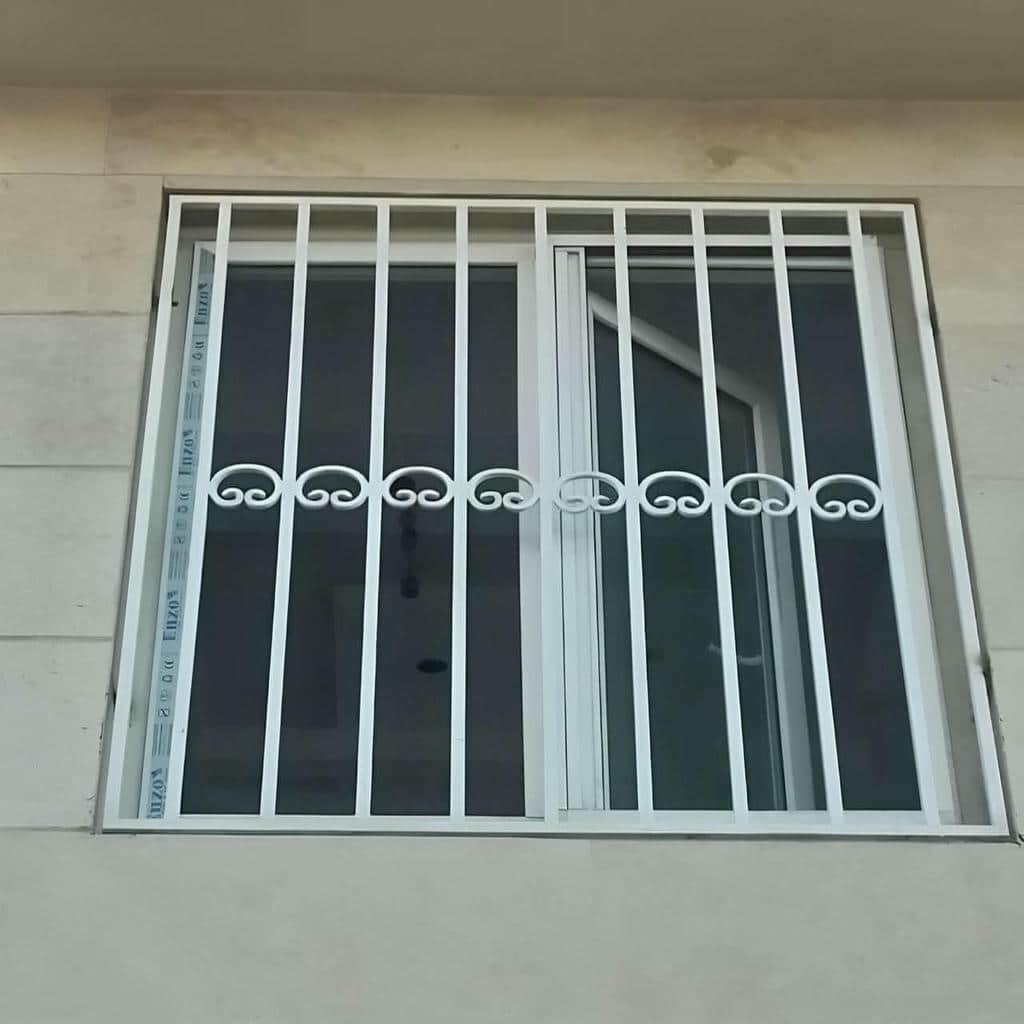 نرده پنجره فرفورژه با نصب محکم روی قاب