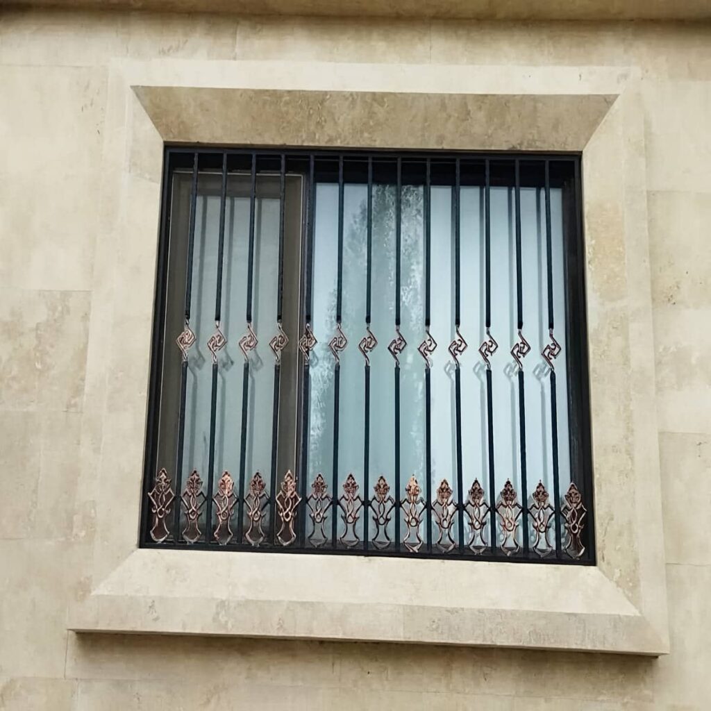 قاب پنجره فرفورژه آهنی با طرح کلاسیک گلدار