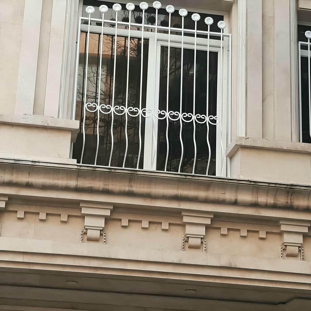 حفاظ فرفورژه پنجره با طرح گل دار کنار