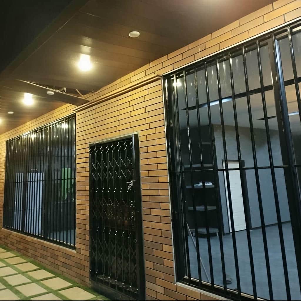 نرده حفاظ پنجره با مدل فرفورژه ظریف