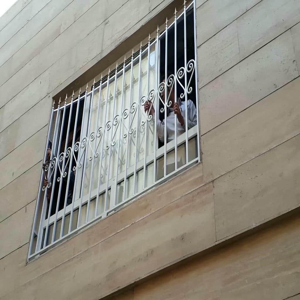 نرده حفاظ پنجره با جوشکاری تمیز شاخه ها
