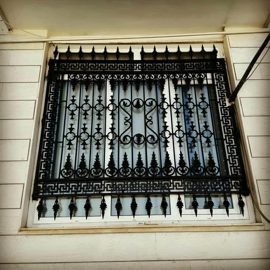 حفاظ پنجره فرفورژه سه ردیف گل با گل دار تزئینی