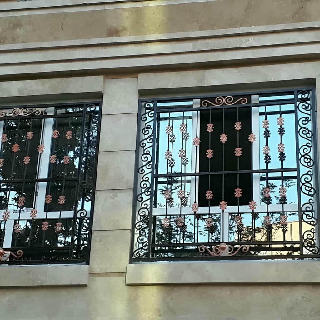حفاظ پنجره بازشو و متحرک با لولای روان