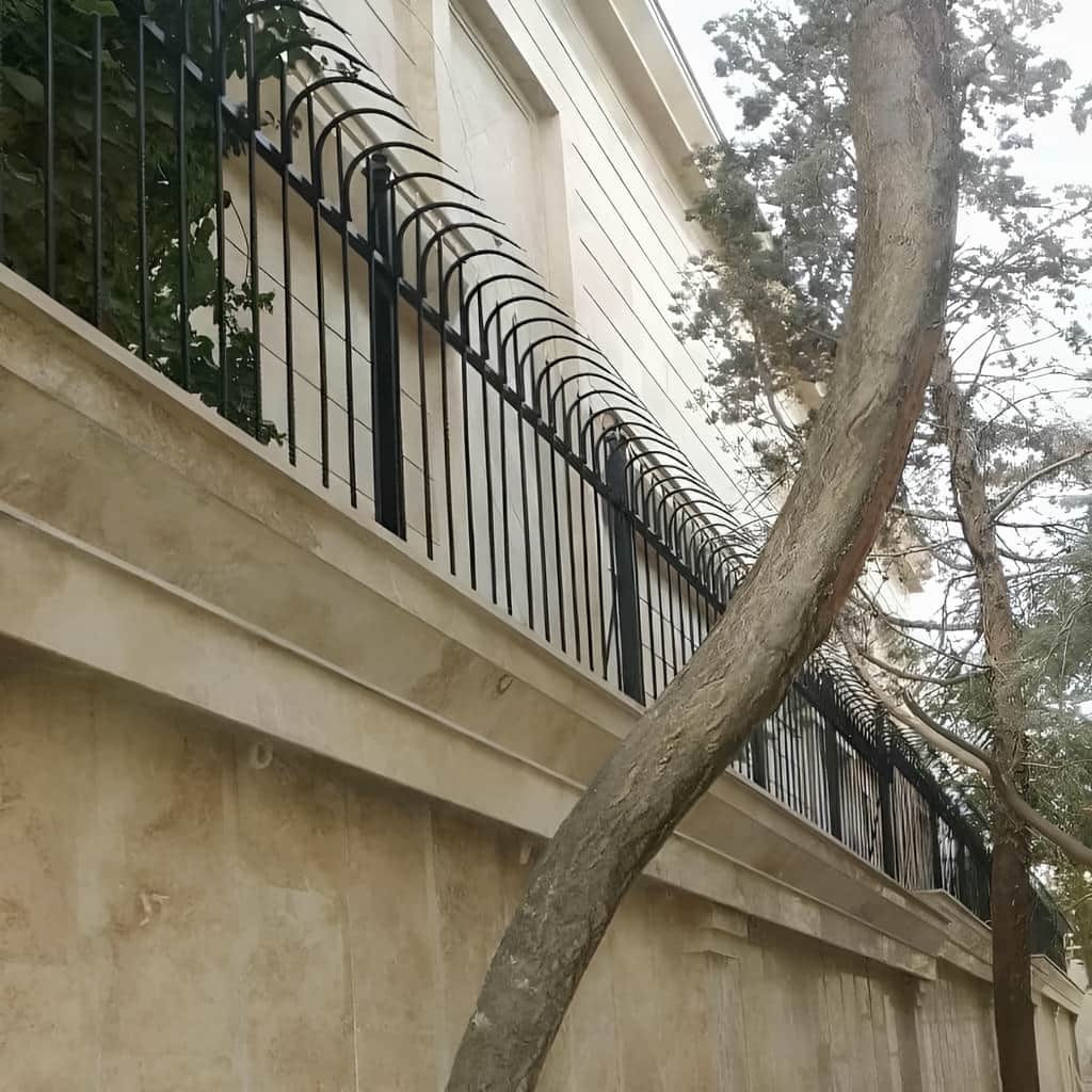 نرده حفاظ دیوار با شاخه های سرنیزه ای منظم