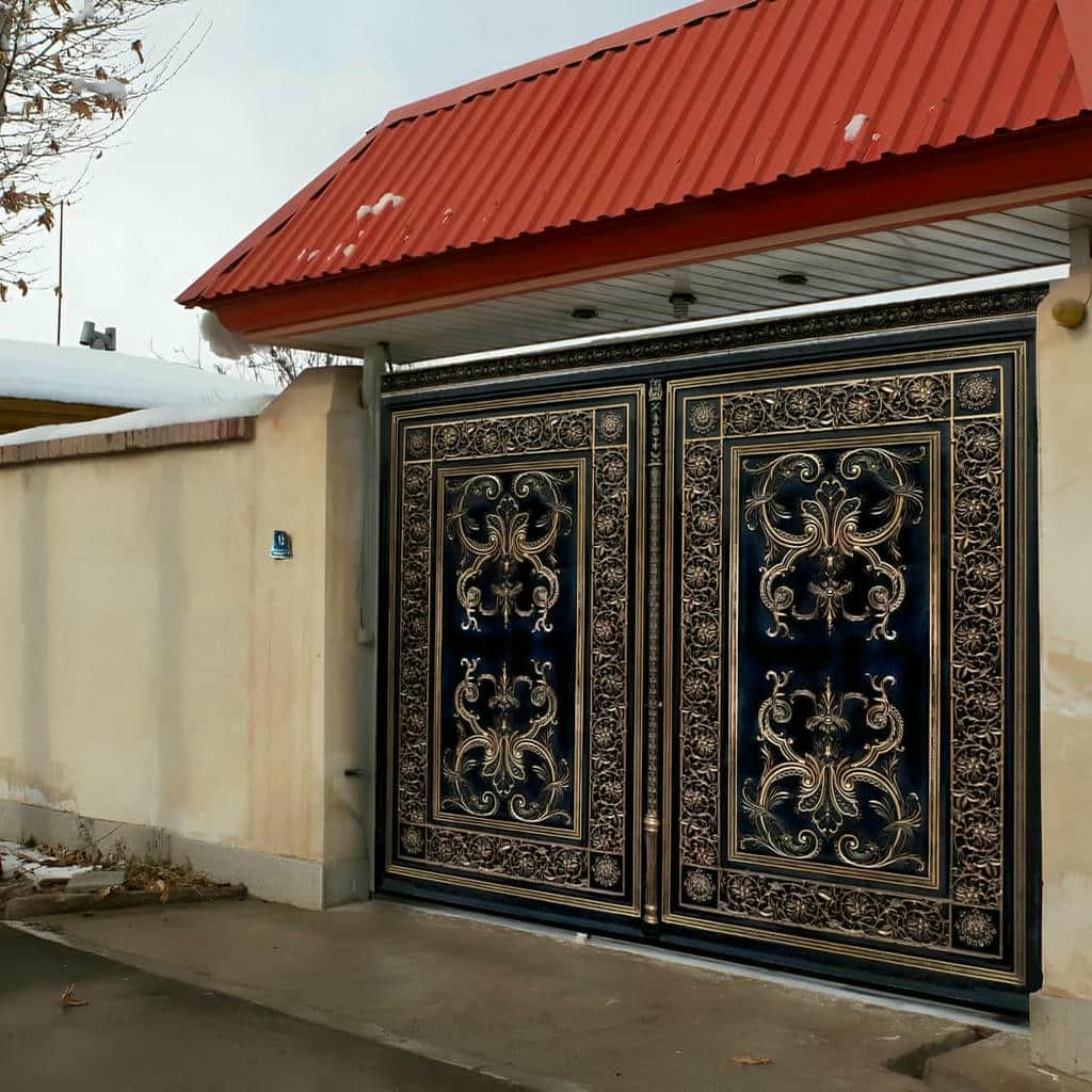 درب حیاط مشکی طلایی با رنگ مشکی مات
