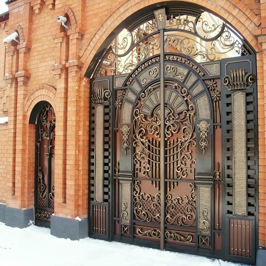 درب مدرن مینیمال با خطوط افقی منظم روی بدنه