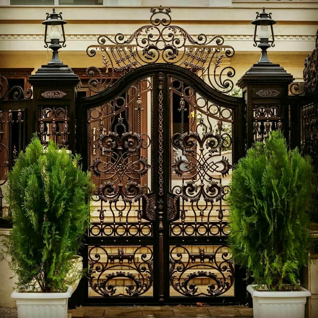 رنگ درب حیاط با یراق رنگ شده مقاوم