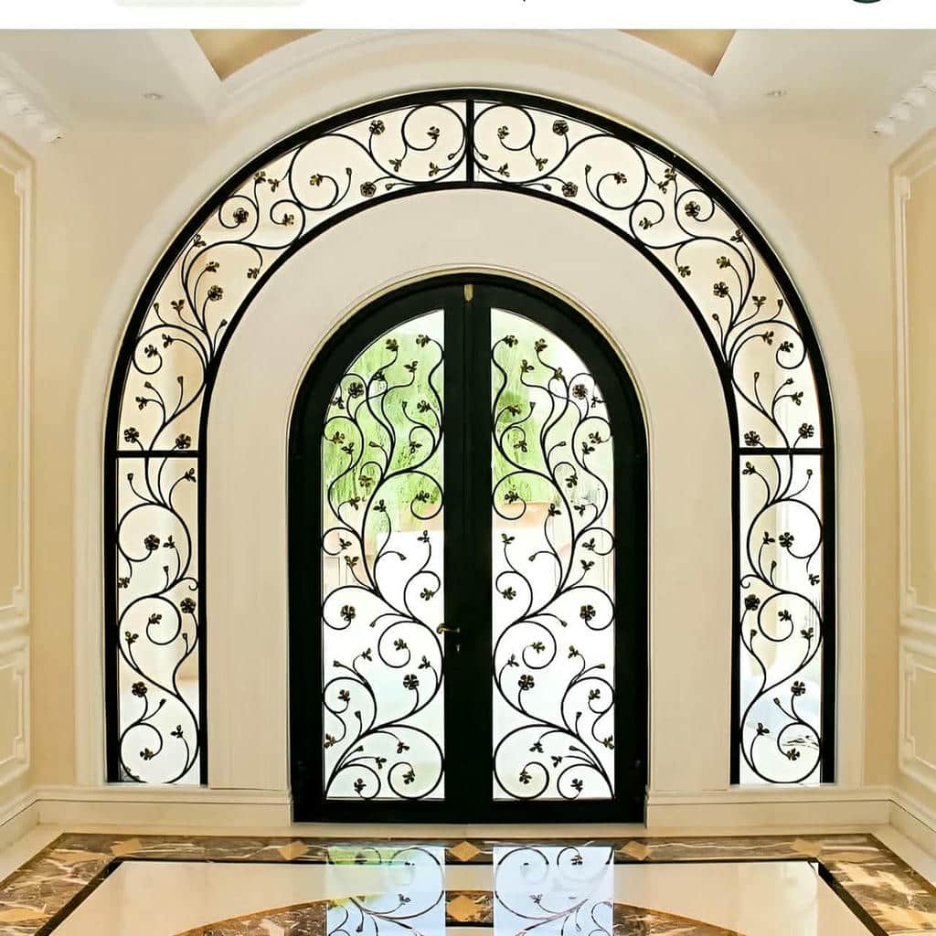 رنگ درب حیاط با یراق سفید طلایی