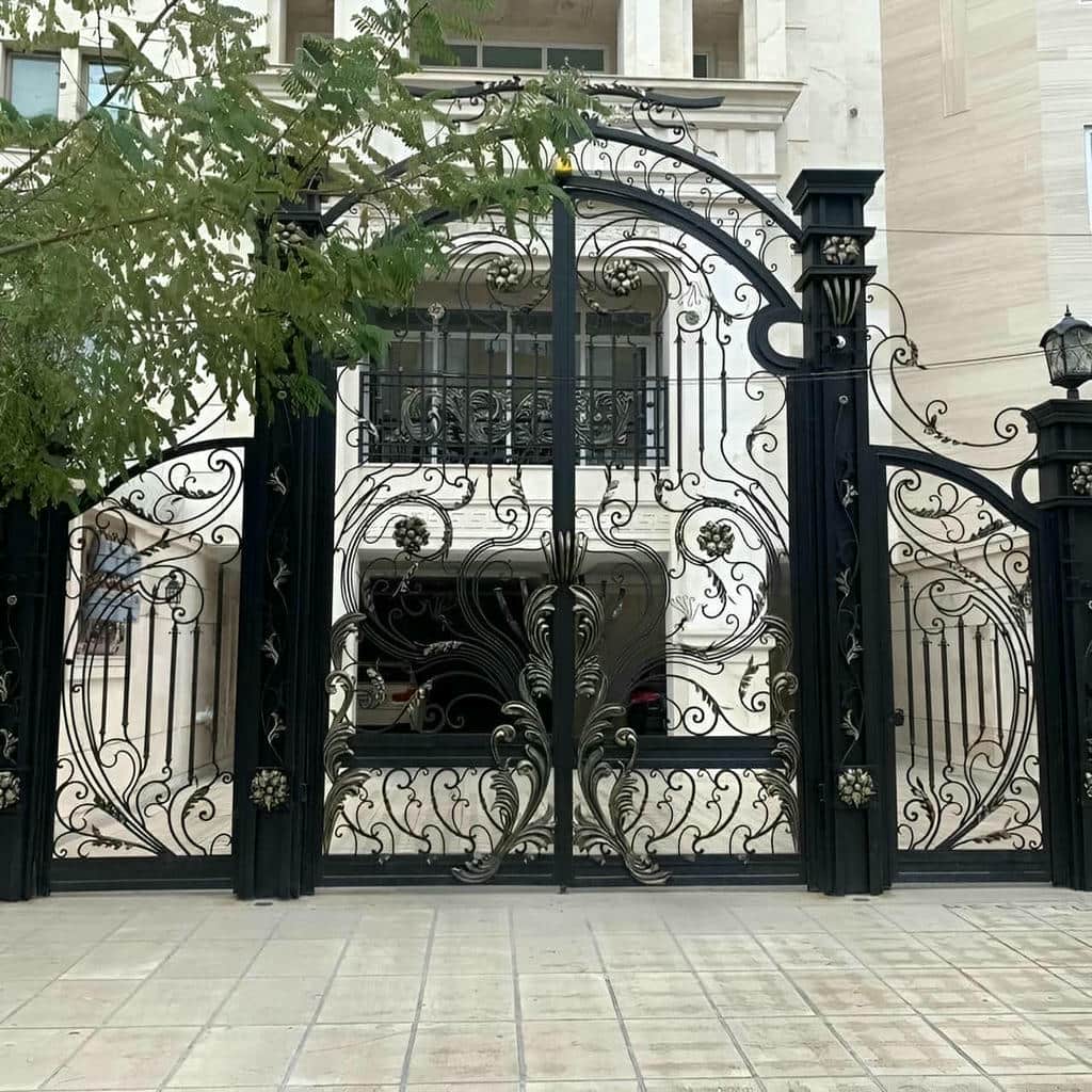 نصب درب حیاط با قفل دقیق و هماهنگ