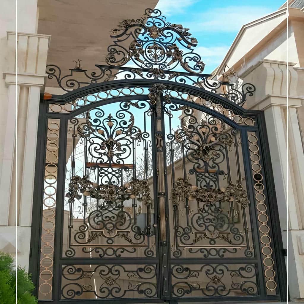 درب های پارکینگ منازل برج ویلا و باغ با قفل ایمن و دستگیره فلزی