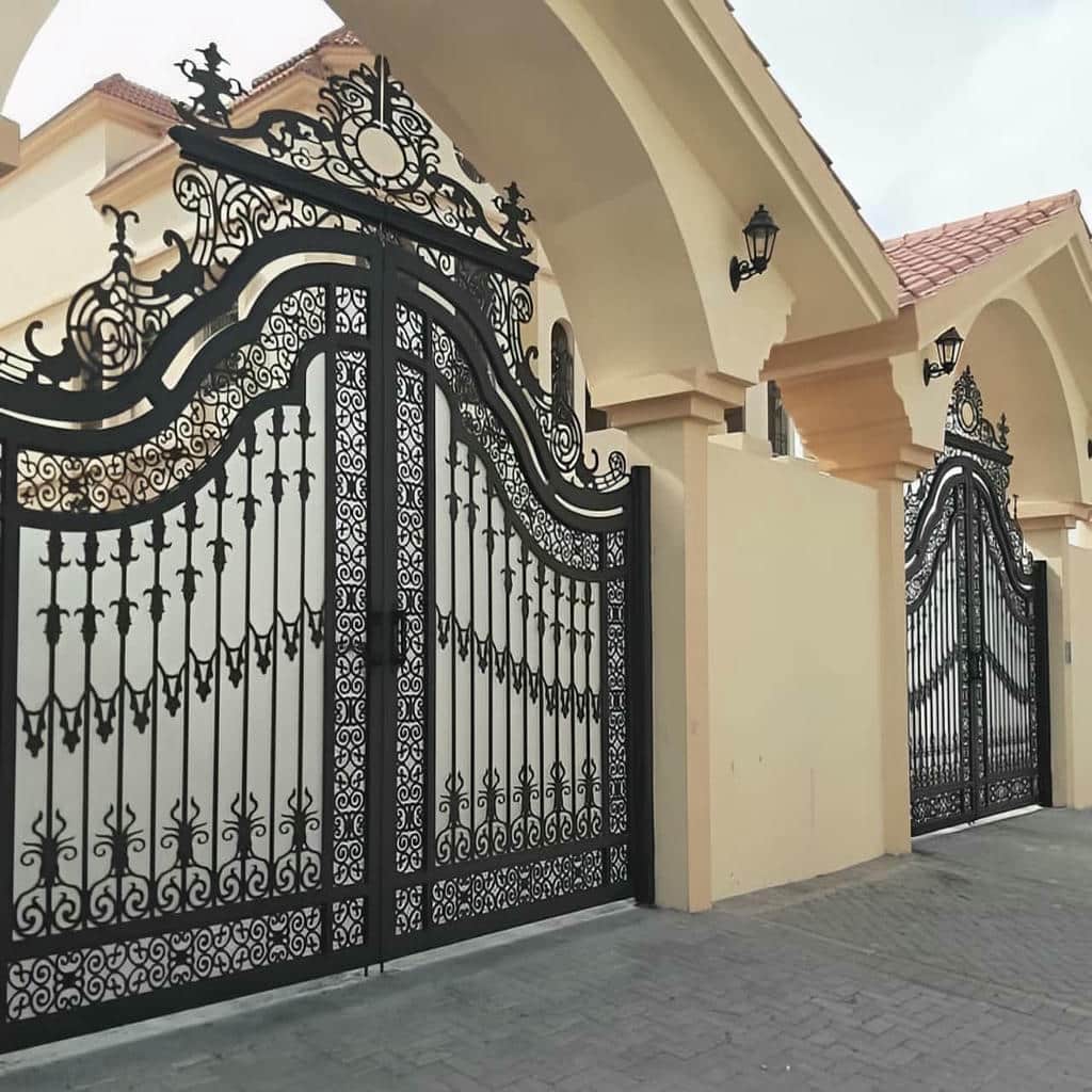 درب حیاط مشکی طلایی فرفورژه