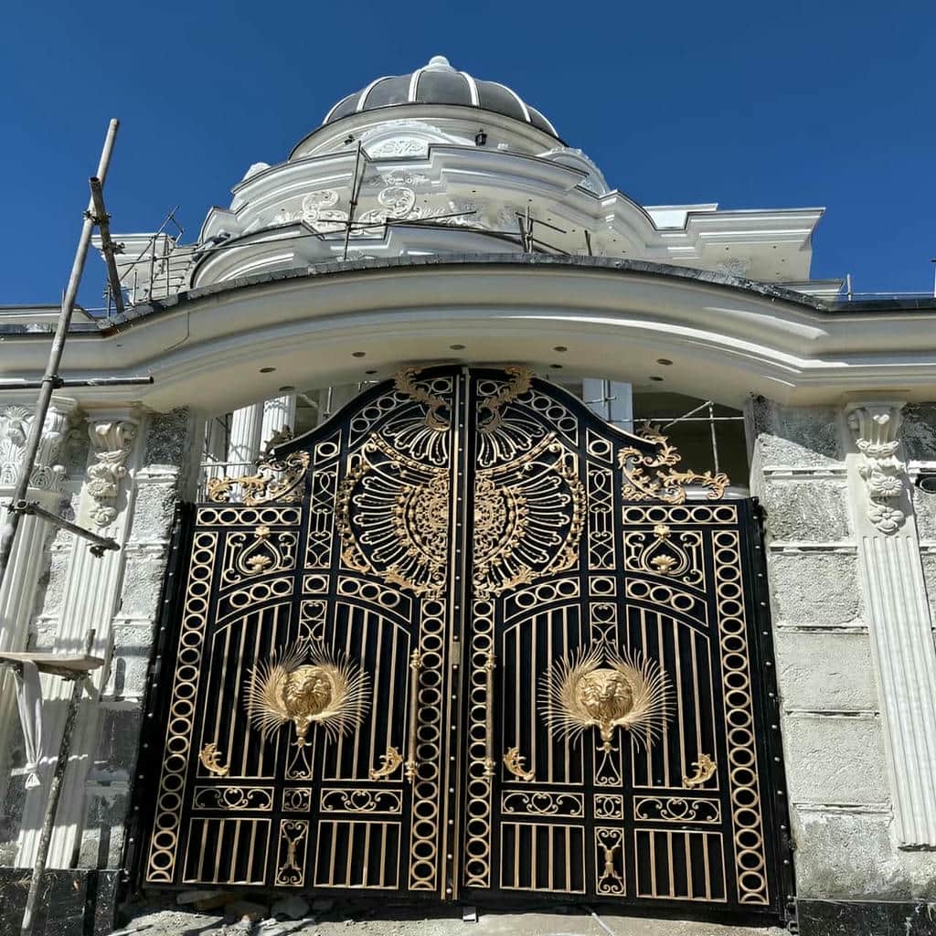 اتصال درب فلزی با تنظیم صحیح لنگه ها و فاصله مناسب