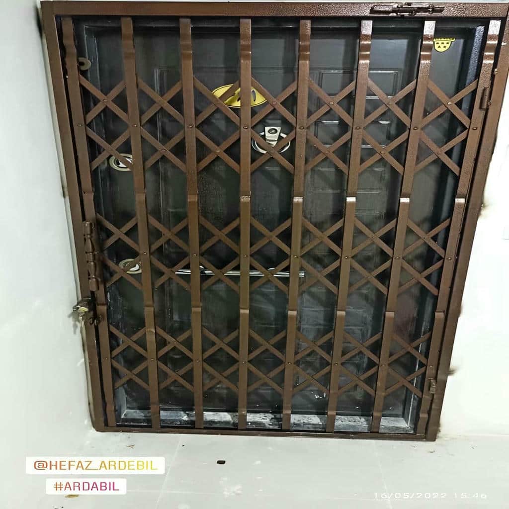 حفاظ درب ضد سرقت نصب شده در ورودی آپارتمان