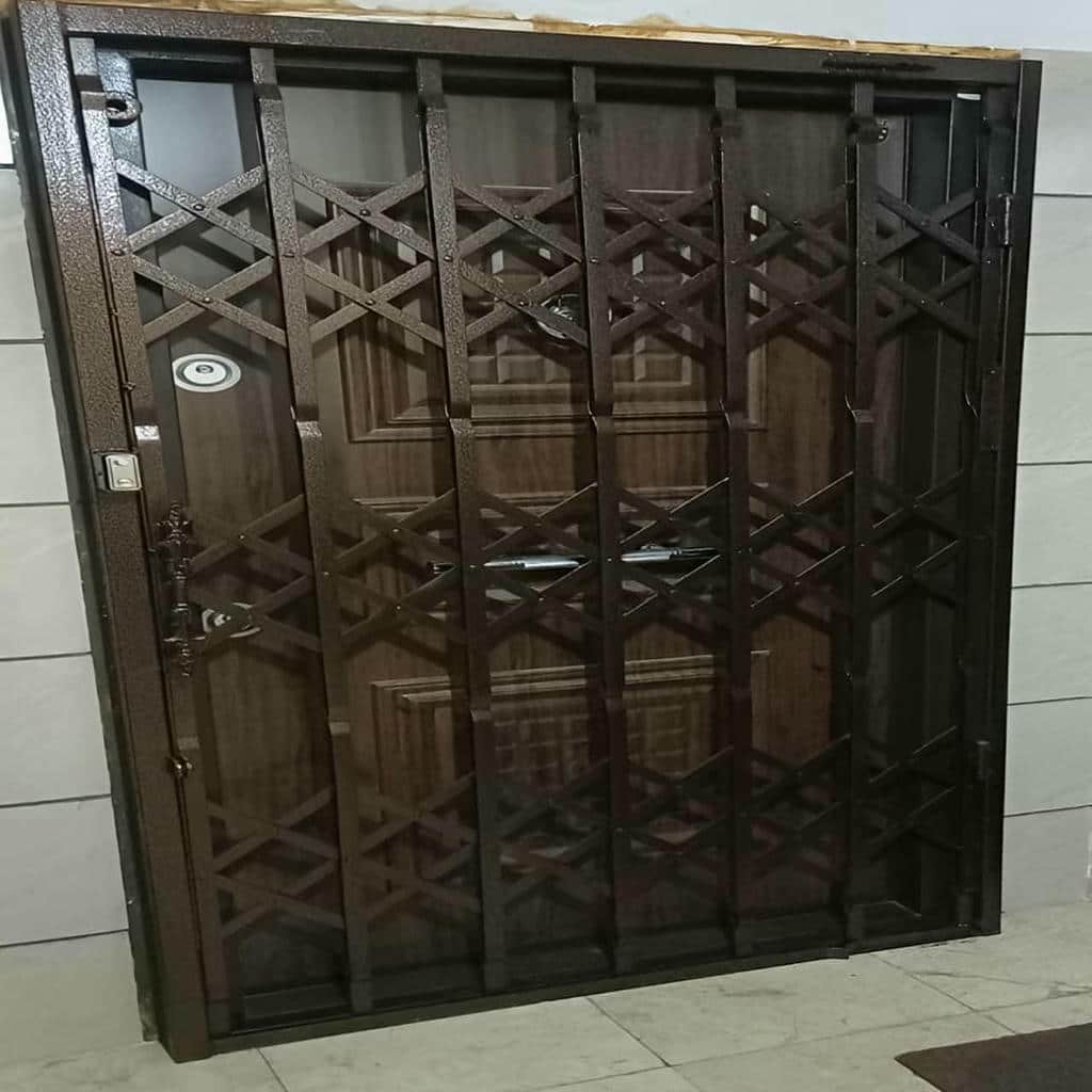 محافظ درب آپارتمان اجرا شده در ورودی ساختمان مسکونی