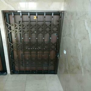 حفاظ ضربدری آکاردئونی فلزی با طراحی سفارشی ورودی ساختمان قدیمی