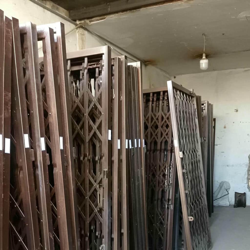 درب آکاردئونی و انواع حفاظ درب آپارتمان با پوشش رنگ کوره ای
