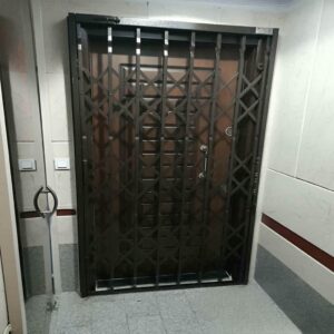 محافظ درب آپارتمان فلزی با طراحی آکاردئونی مقاوم