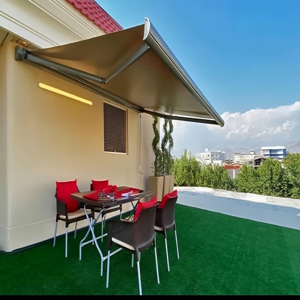سایبان مغازه با پوشش پارچه ای روشن