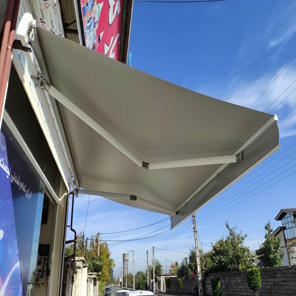 سایبان برقی هنگام بررسی کیفیت اتصالات