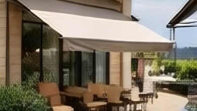 سایبان حیاط با سازه فلزی بالای ورودی