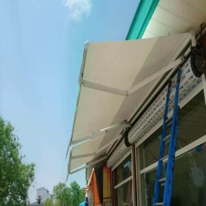 سایبان برقی بازویی با پوشش پارچه ای روشن