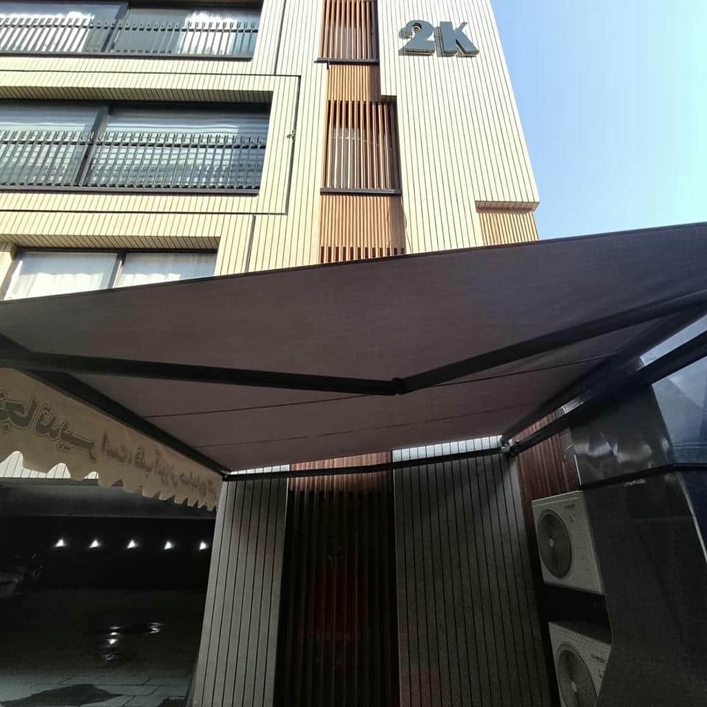 سایبان بازویی با پوشش پارچه ای روشن