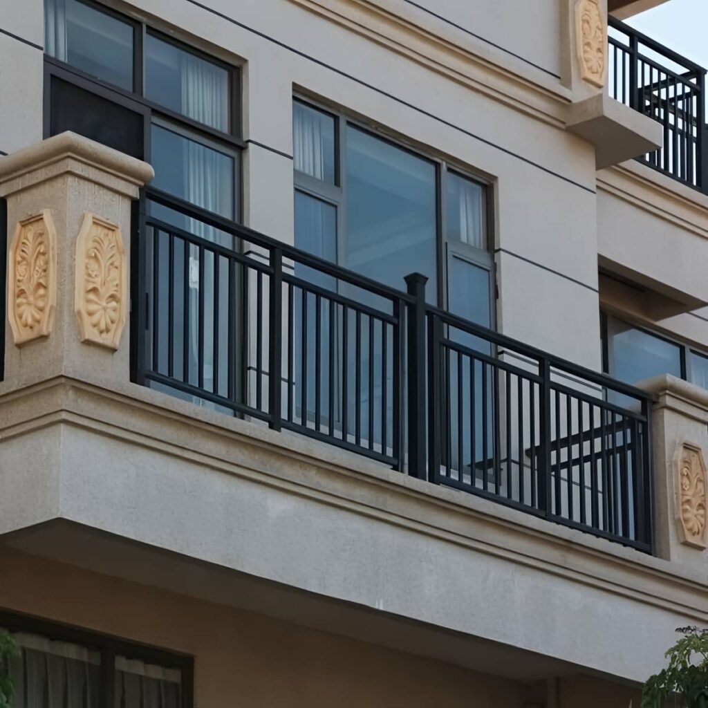 جان پناه بالکن ساده با خطوط عمودی منظم