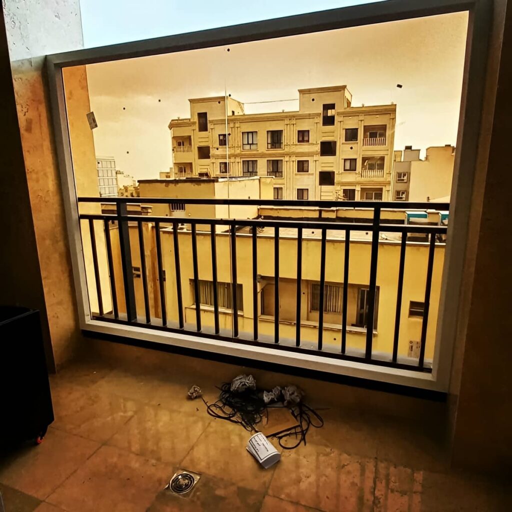 حفاظ لبه بالکن با مدل ساده مناسب تراس مدرن