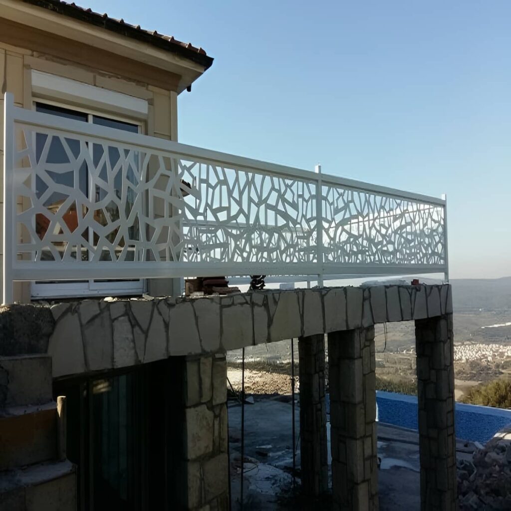 نرده کلاسیک بالکن فلزی با طراحی سنتی و پوشش مقاوم
