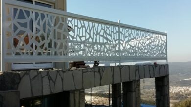 نرده کلاسیک بالکن فلزی با طراحی سنتی و پوشش مقاوم