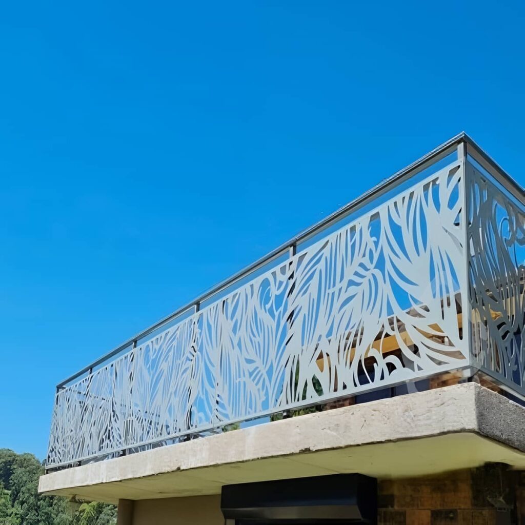 نرده بالکن ویلایی مناسب نمای کلاسیک و مدرن