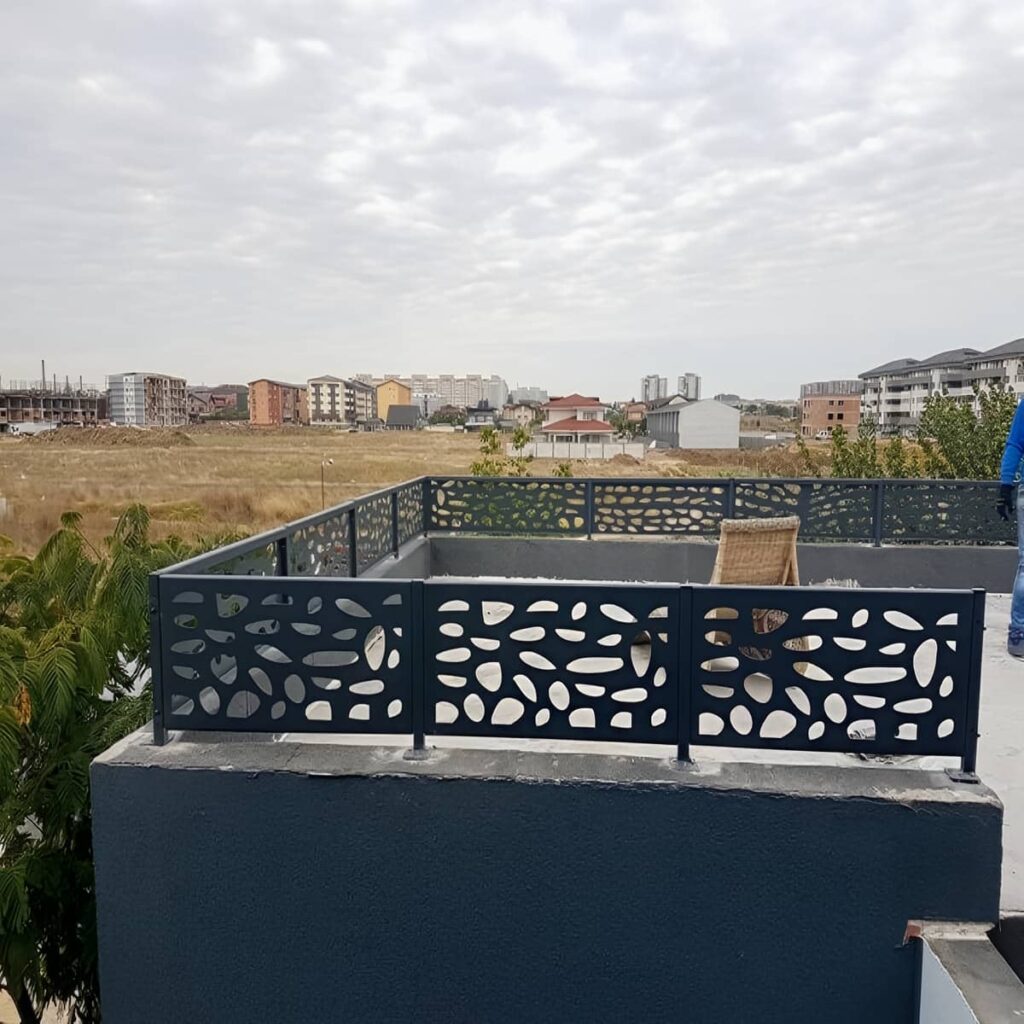 نرده آلومینیومی بالکن نصب شده در فضای تراس ساختمان