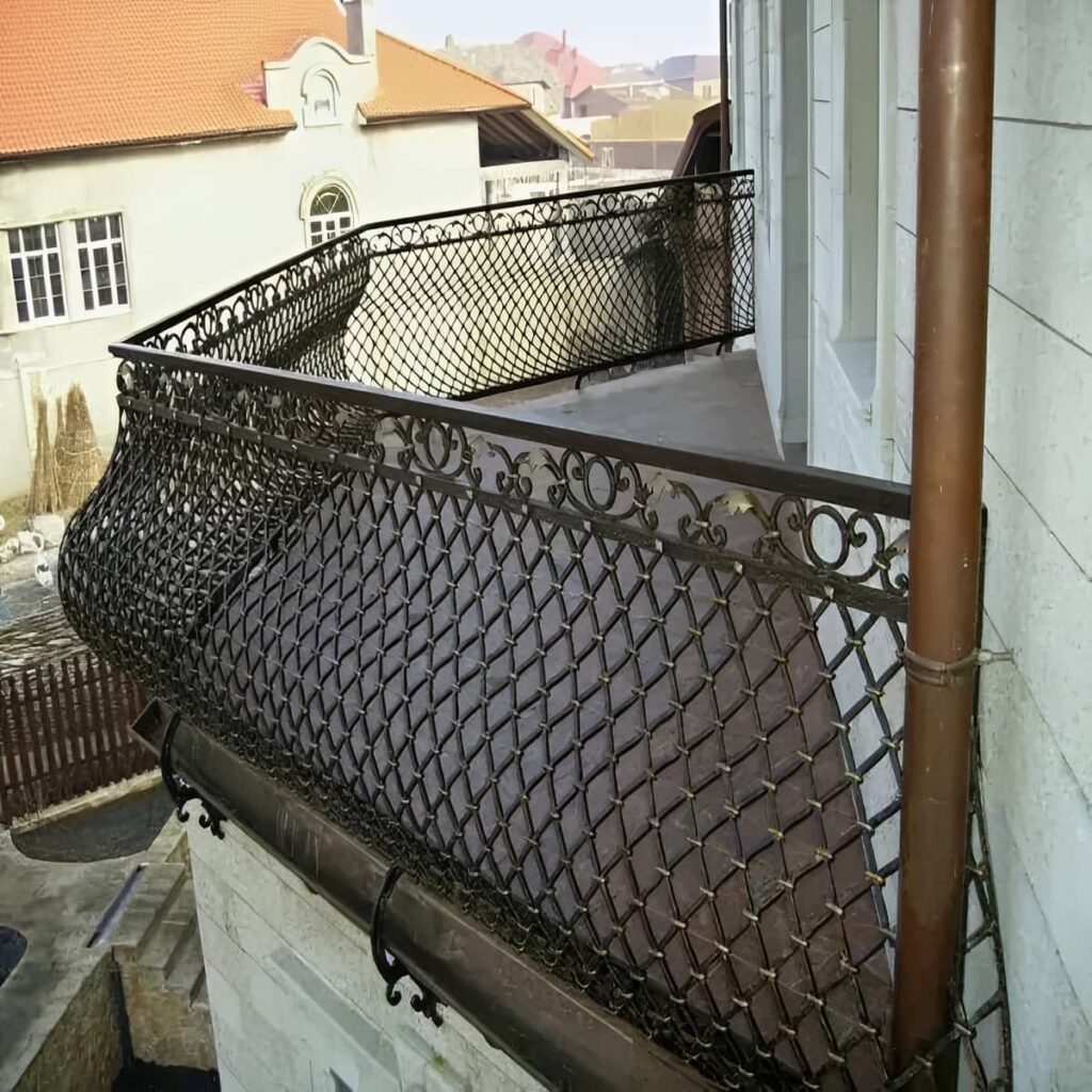 نرده بالکن با طراحی ساده و پوشش سطحی مناسب تراس