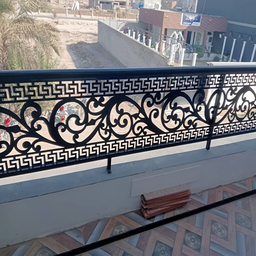 نرده بالکن ویلایی با طراحی مینیمال و پایه های منظم