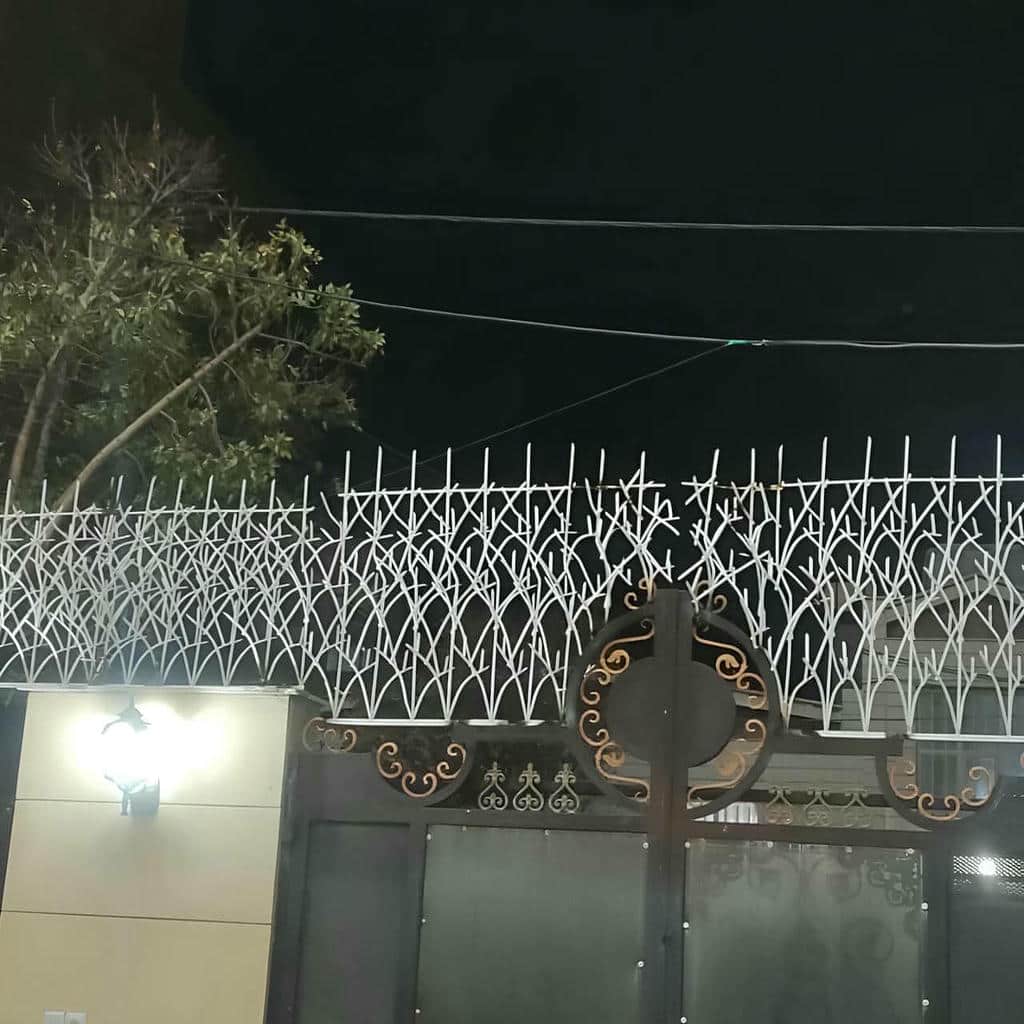 حفاظ دیوار فلزی با طراحی شاخ گوزنی در فضای ساختمان
