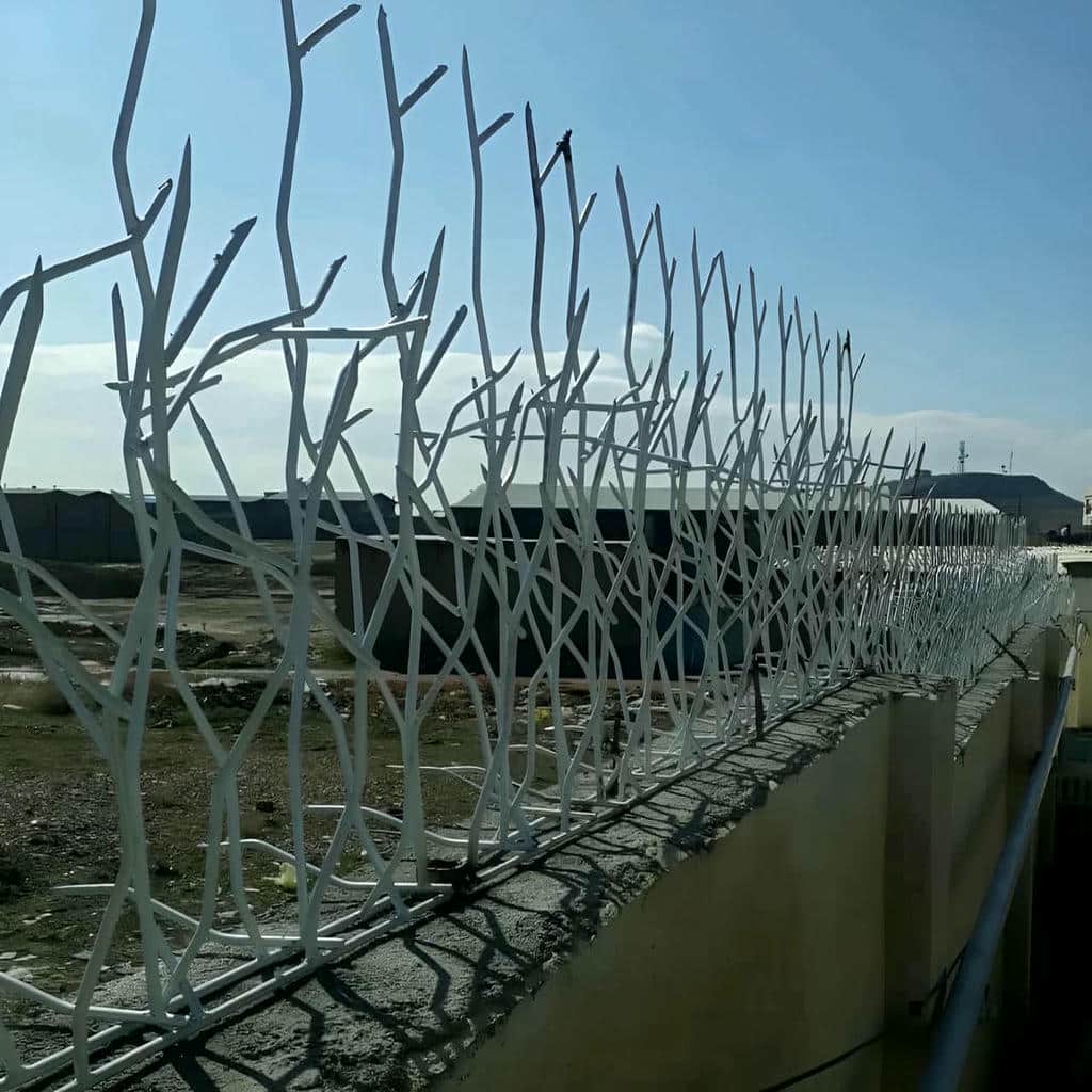 نرده روی دیوار شاخ گوزنی با پوشش رنگ کوره ای