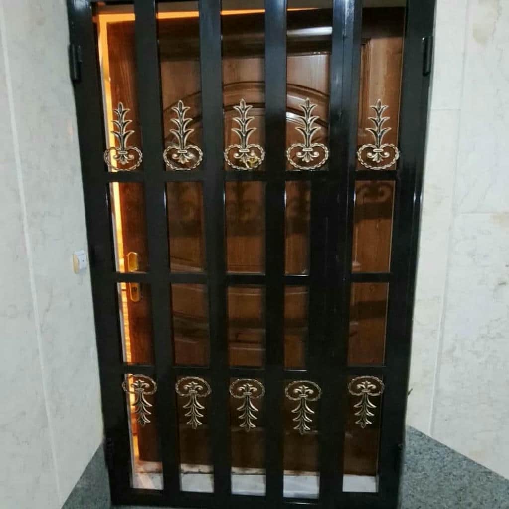 راهنمای نصب حفاظ درب آپارتمان لولایی