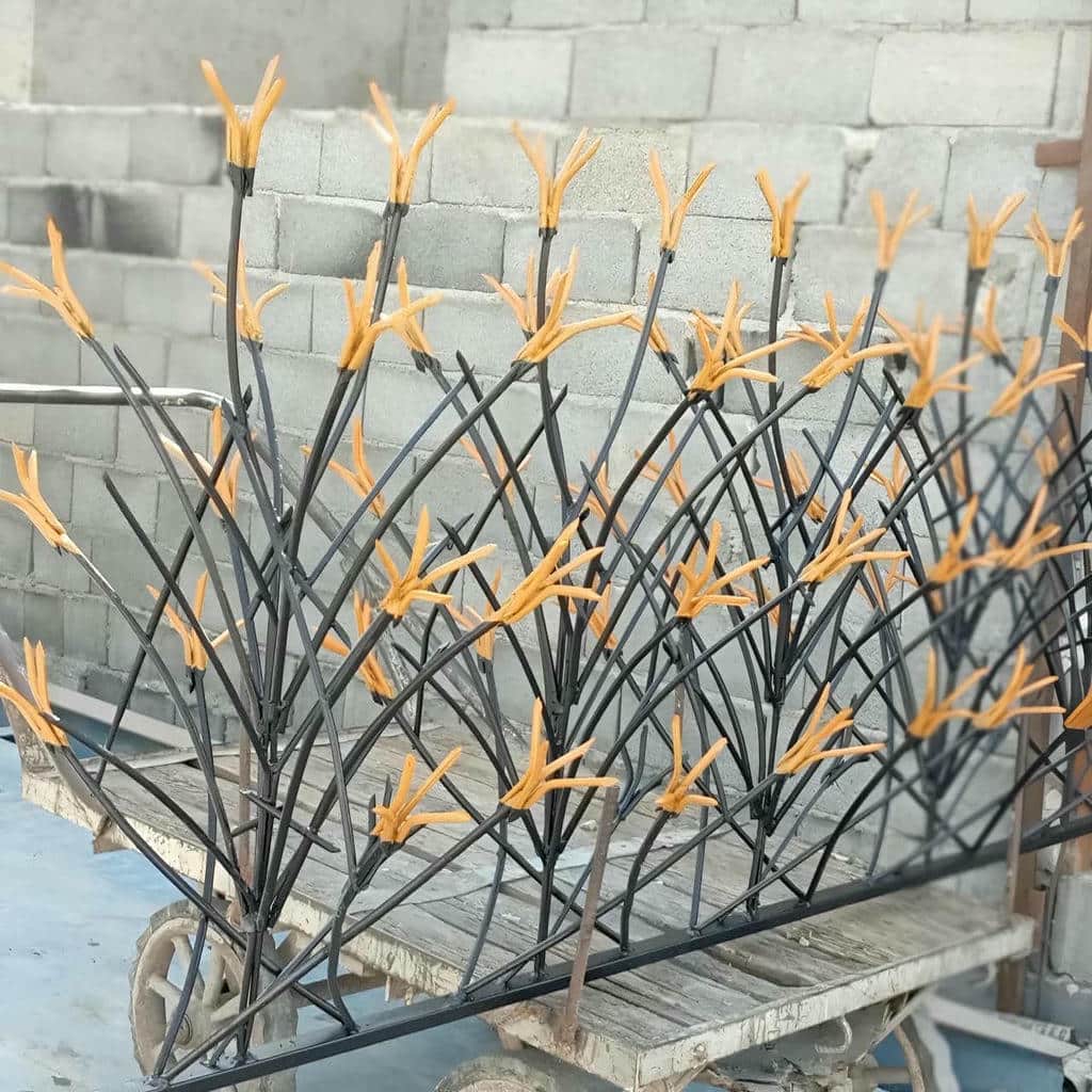 حفاظ لیلیوم نصب شده روی دیوار ساختمان