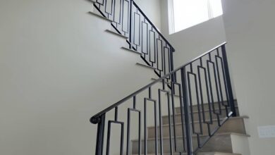 نرده پله کلاسیک فلزی با طراحی منحنی داخلی